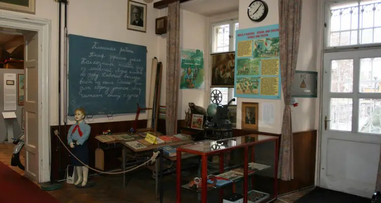 museum-of-communism-classroom