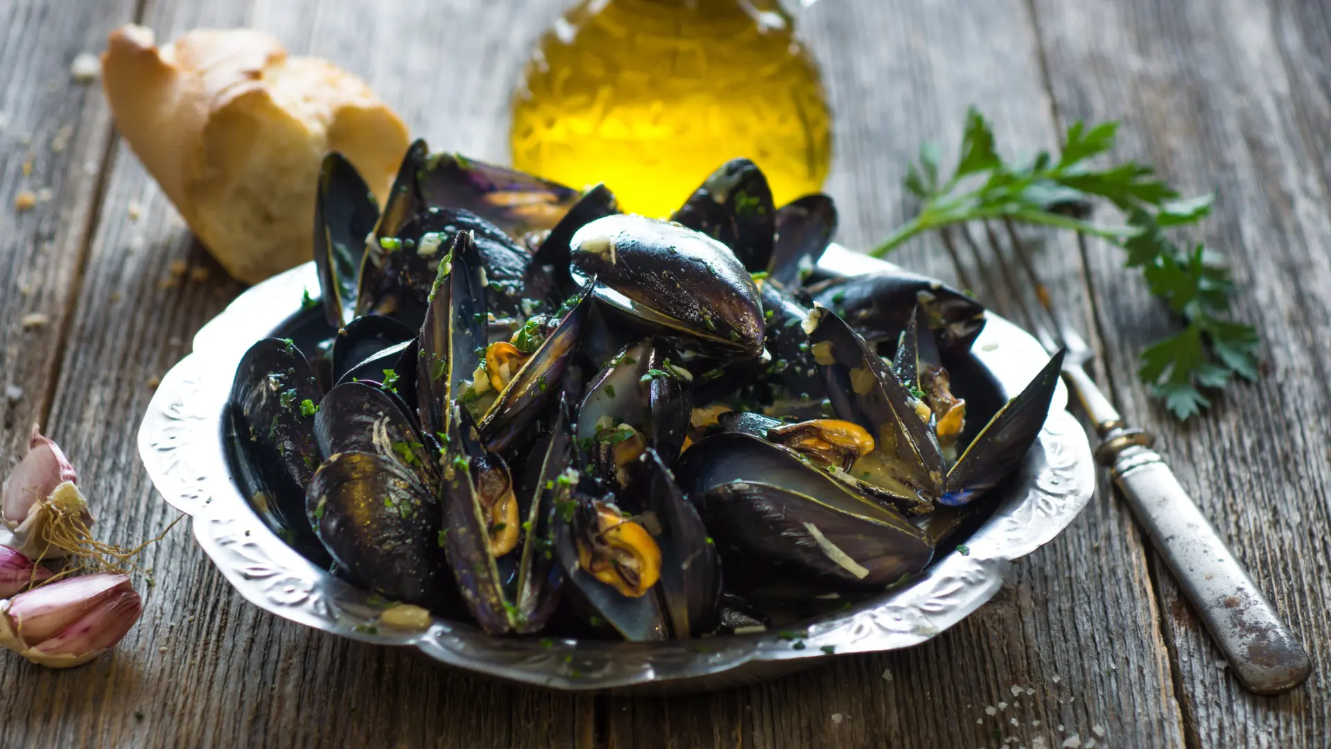 If you're wondering what to eat in Dubrovnik, you can't miss Buzara mussels.
