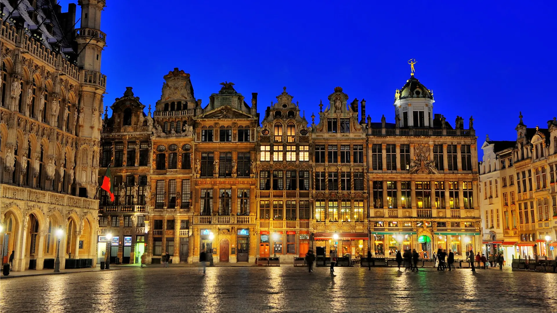 This image shows the magnificent guild houses of Grand Place at dusk.