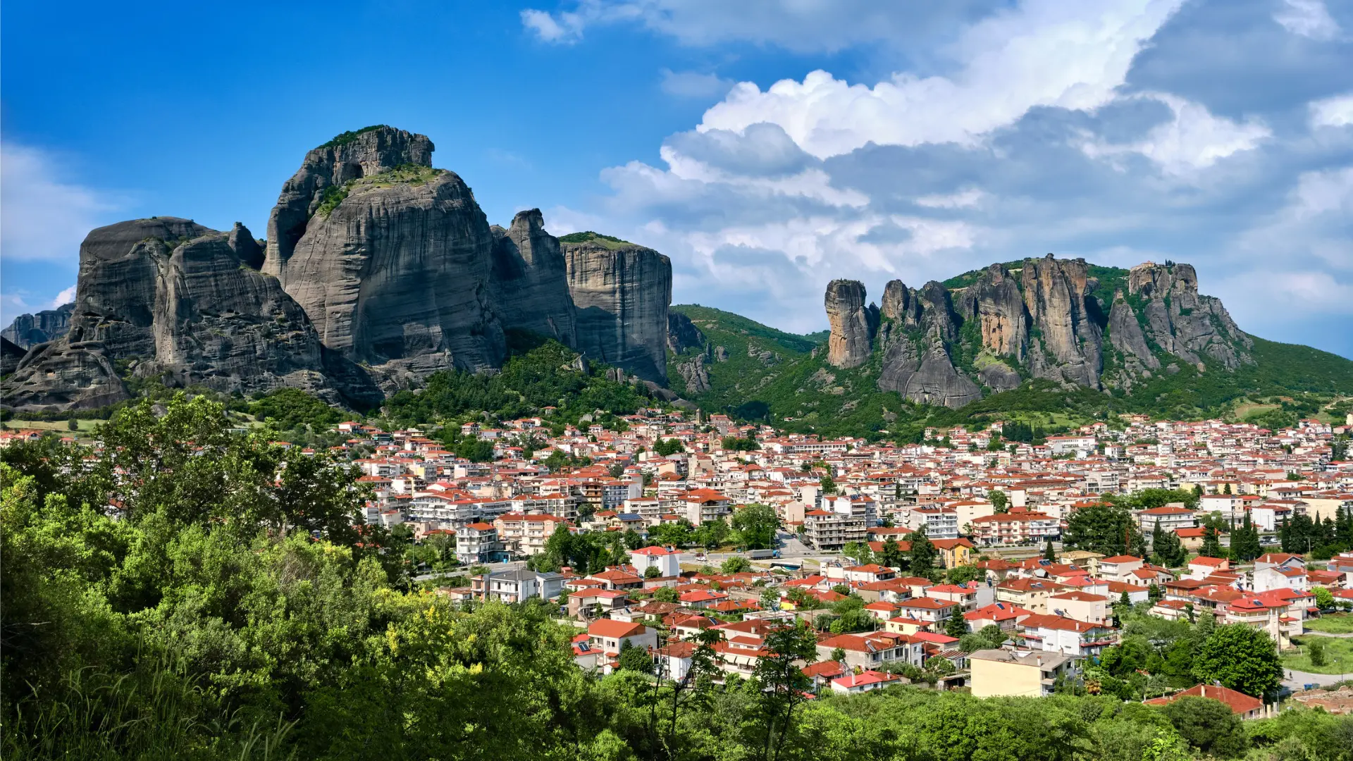 This image shows the town of Kalabaka with the Meteora rocks soaring above it in the background.