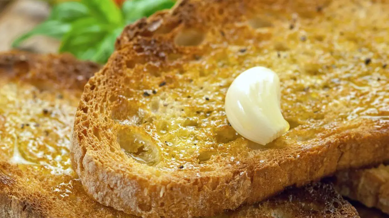Toasted bread with oil and garlic.