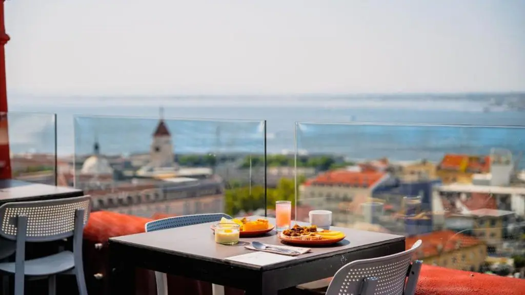 Luxury Hilltop Retreat Overlooking Lisbon