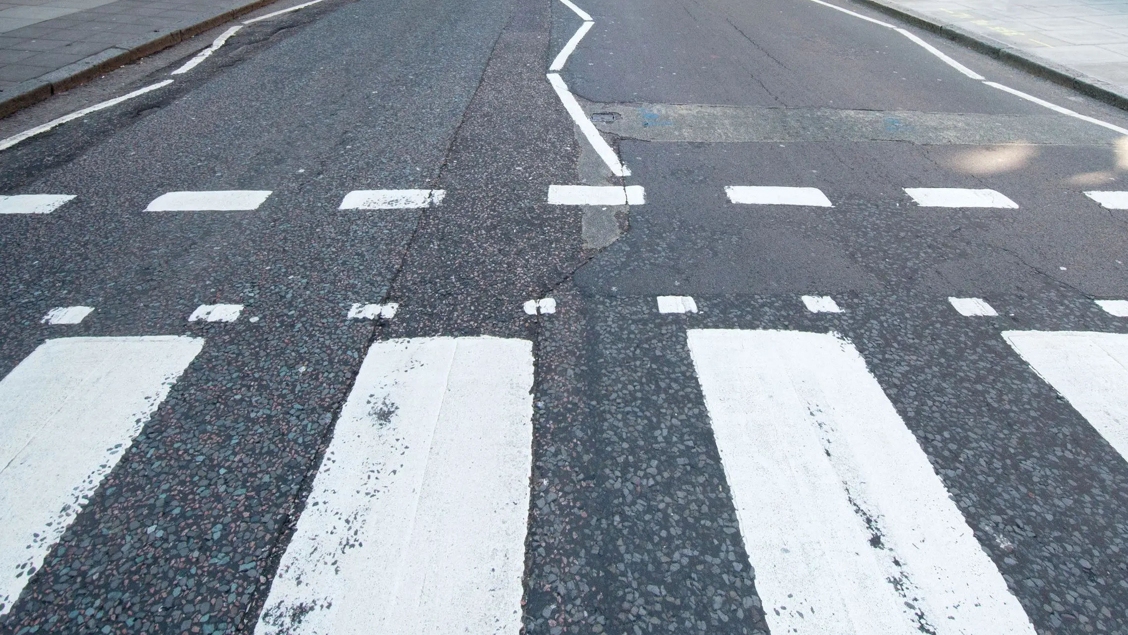 Paso de cebra de Abbey Road que se hizo famoso por la portada del álbum de los Beatles de 1969.