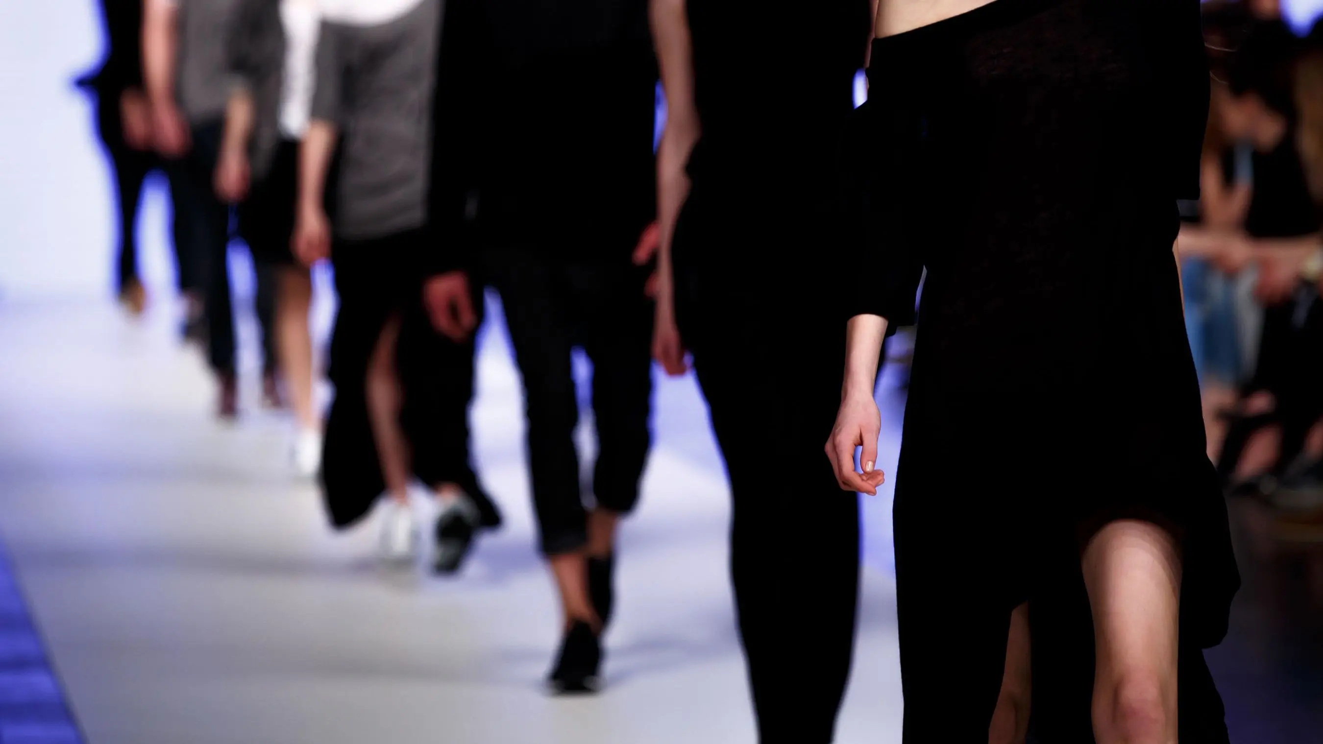 El final de un desfile de moda en la pasarela. 