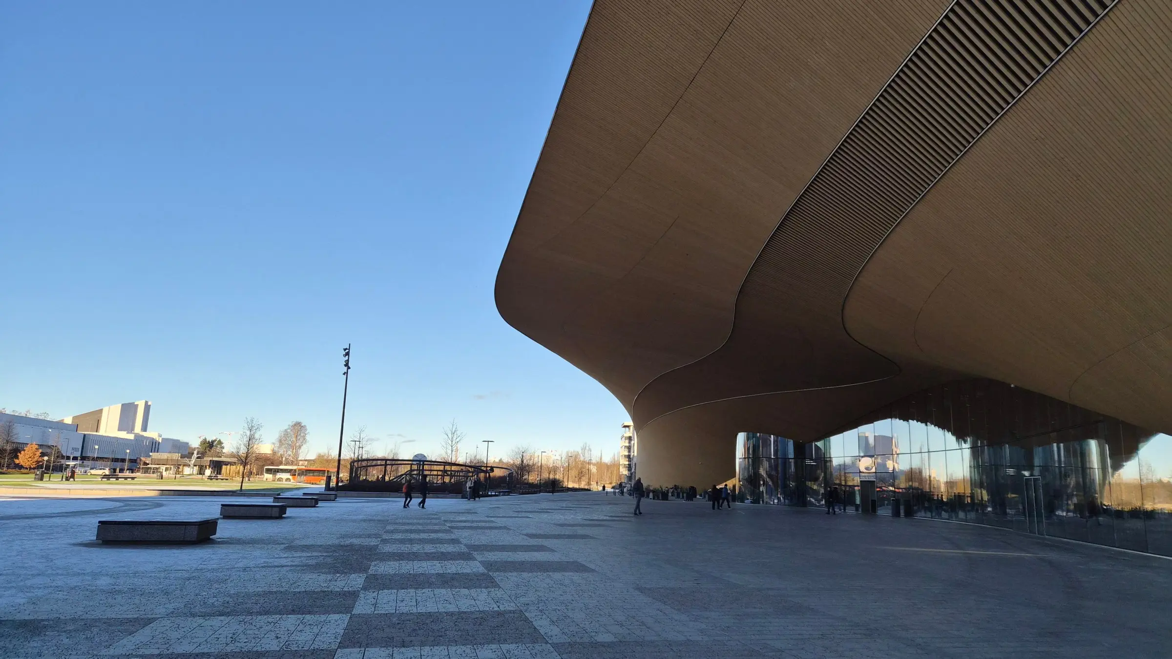 El área exterior de la Biblioteca Oodi en Helsinki. 
