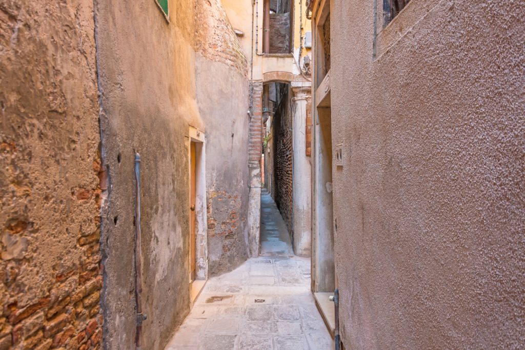 The narrowest street in the city of Venice is Calle varisco.