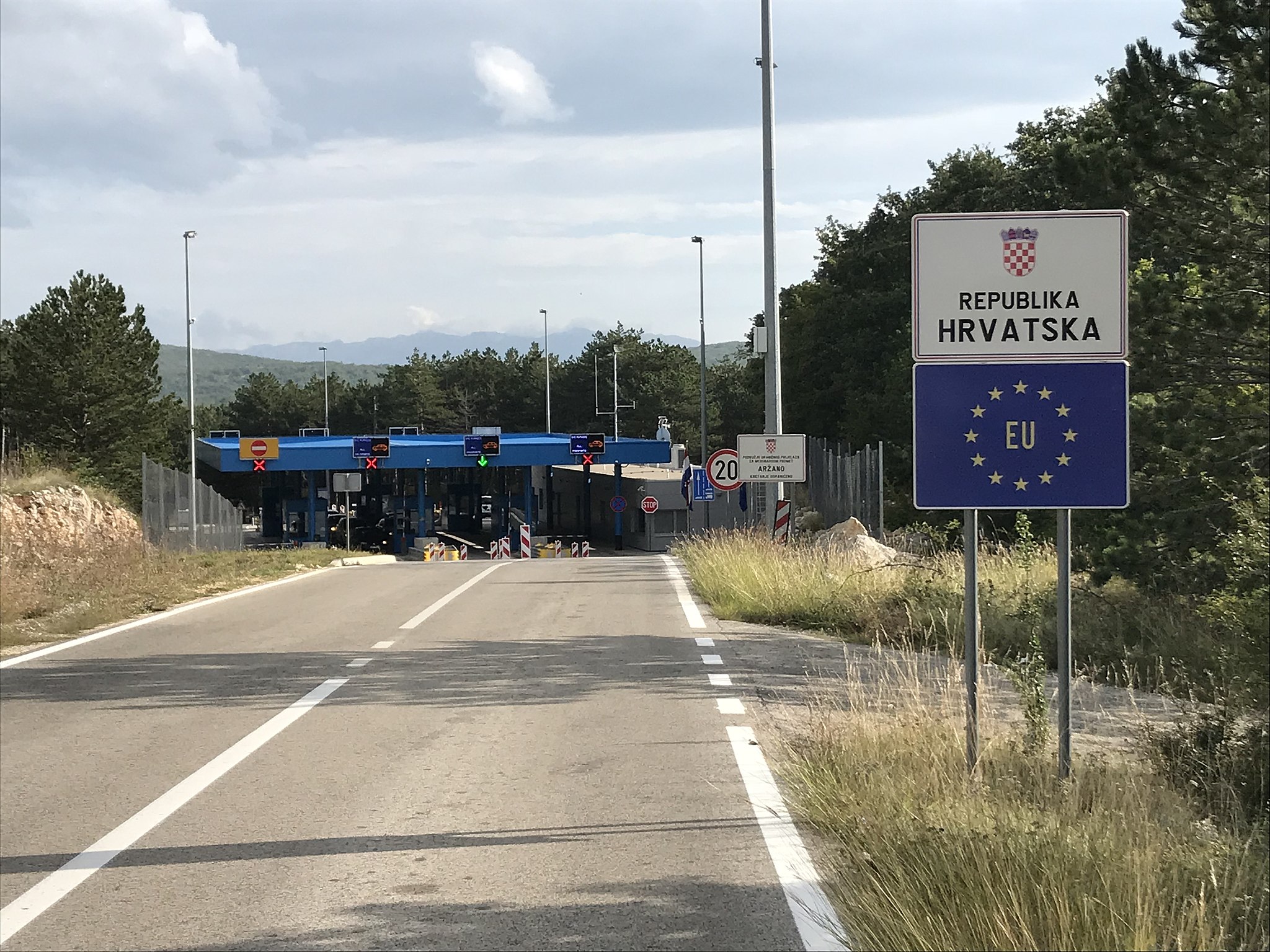 The border crossing into Croatia from Bosnia-Herzegovina