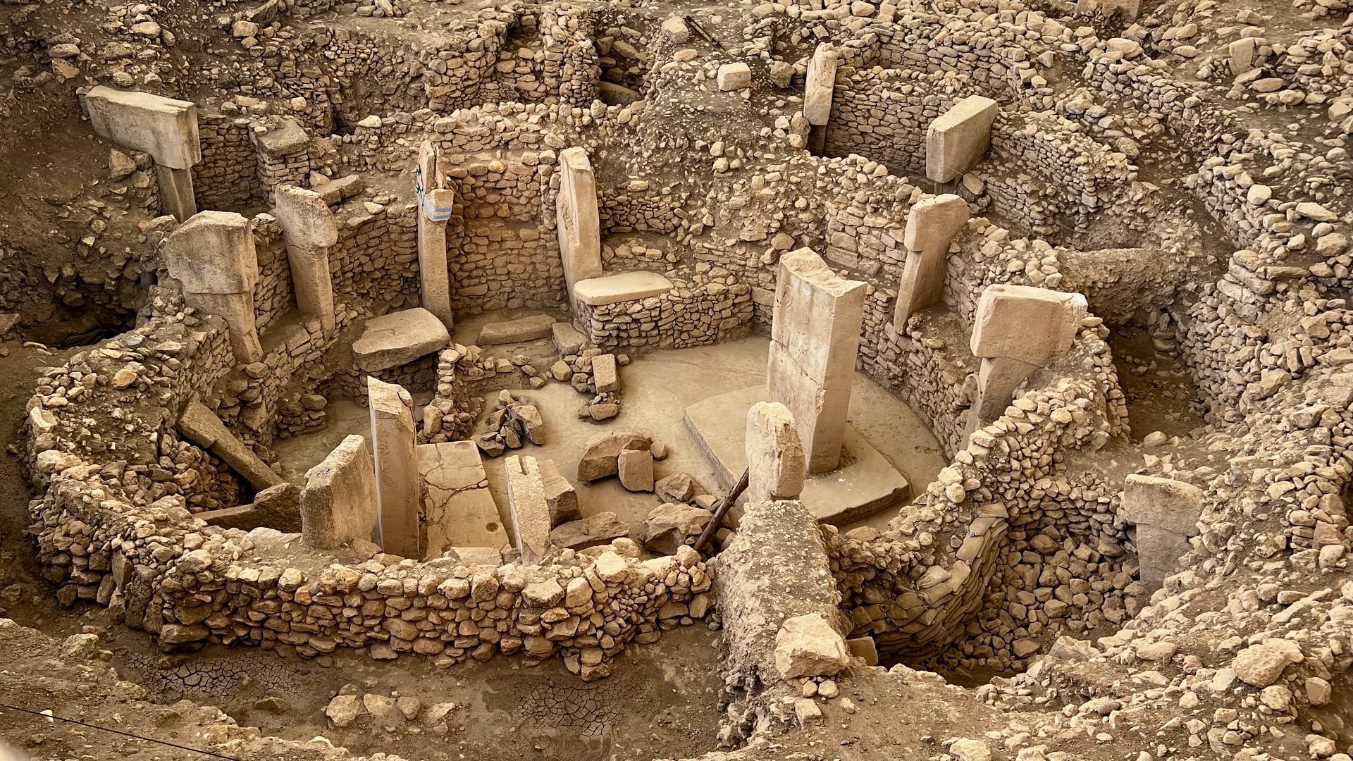 Cette image montre des ruines antiques à Gobekli Tepe, l'un des sites historiques les moins connus de Turquie.