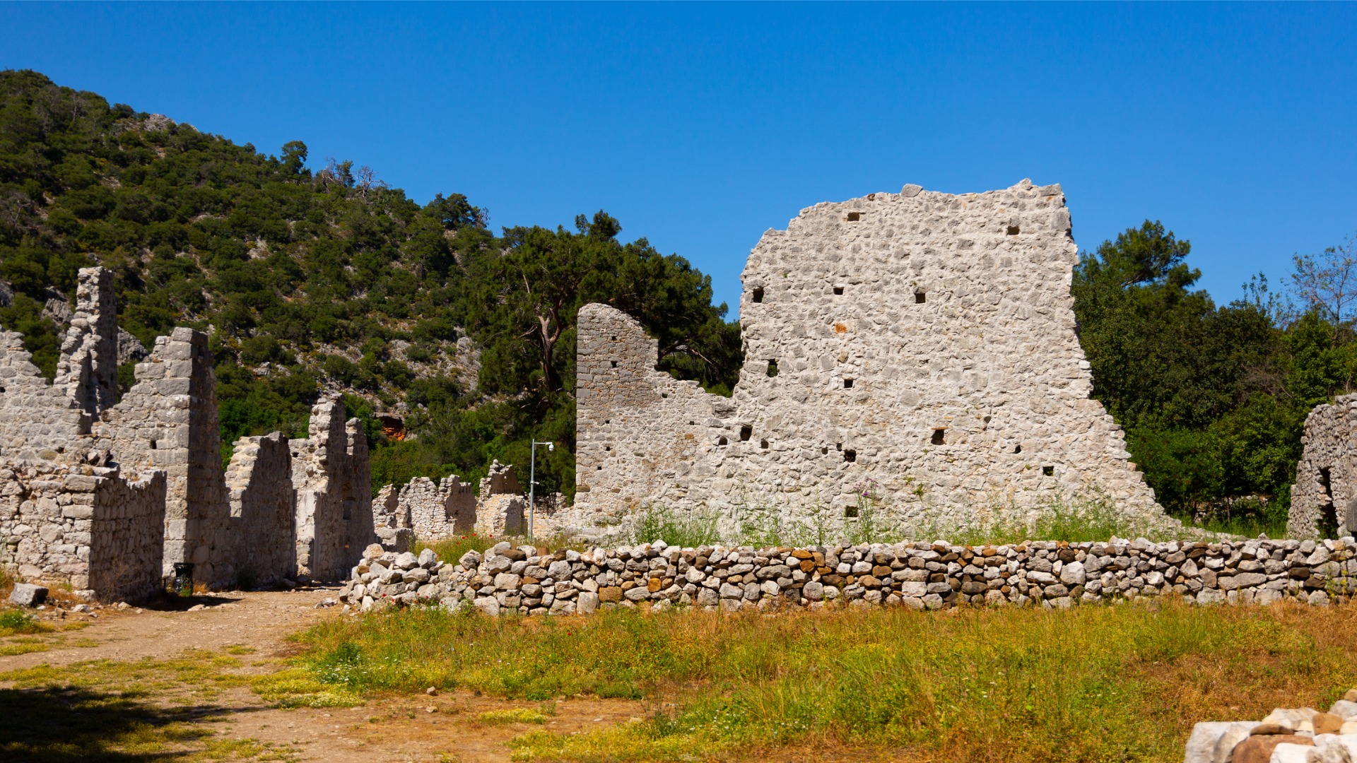 Această imagine arată rămășițele clădirilor antice din Olympos Turcia.