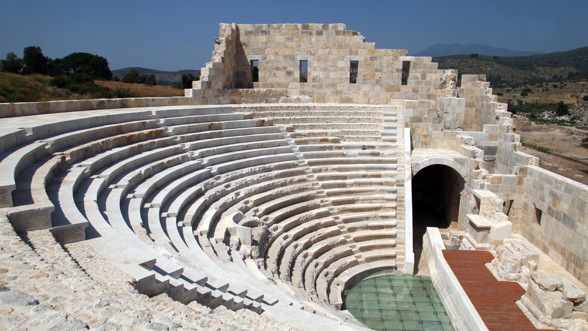 Cette image montre le théâtre antique bien conservé de Patara, en Turquie.