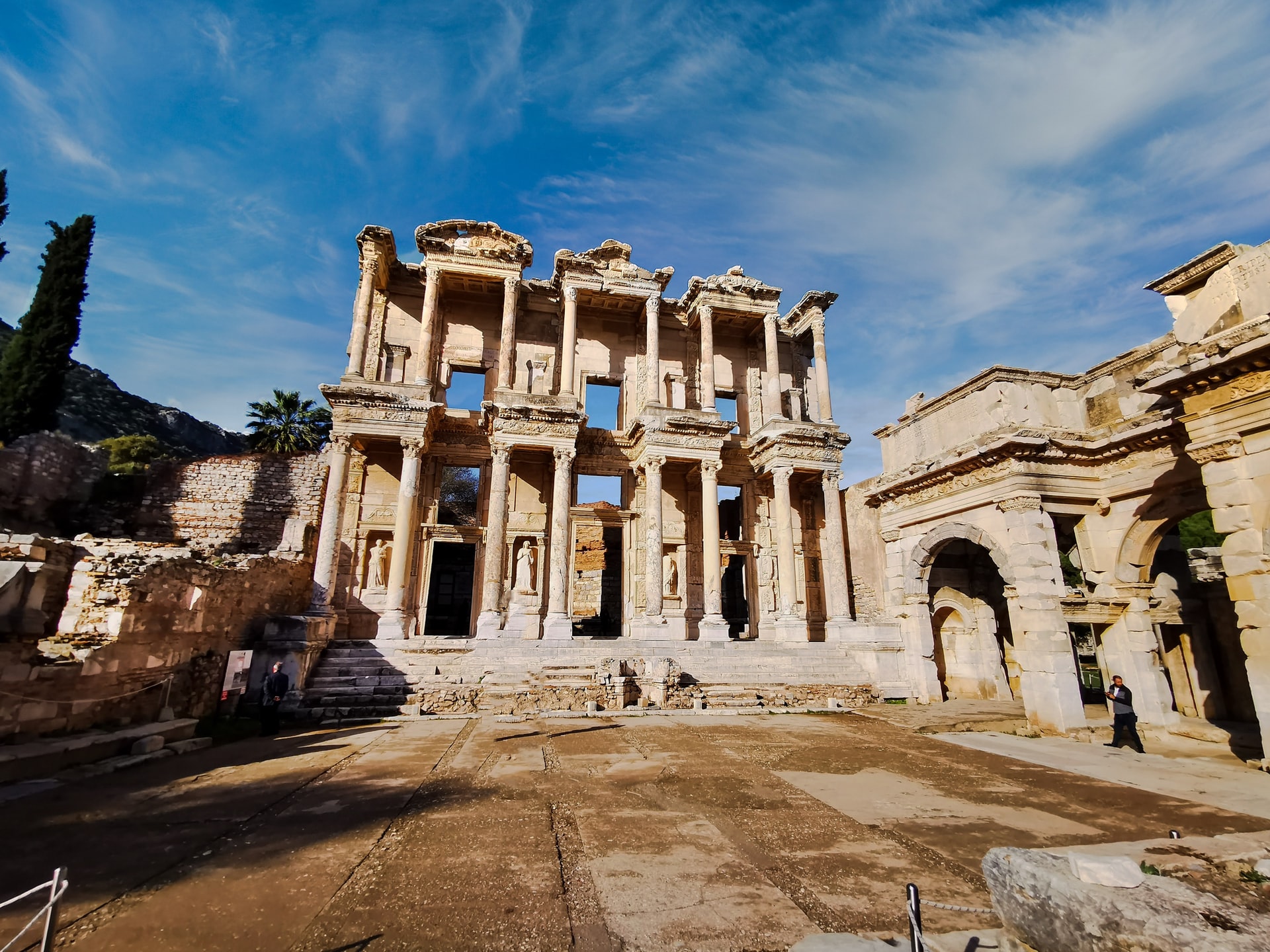 Cette image montre l'impressionnante bibliothèque de Celsus à Éphèse, l'un des meilleurs sites historiques de Turquie.