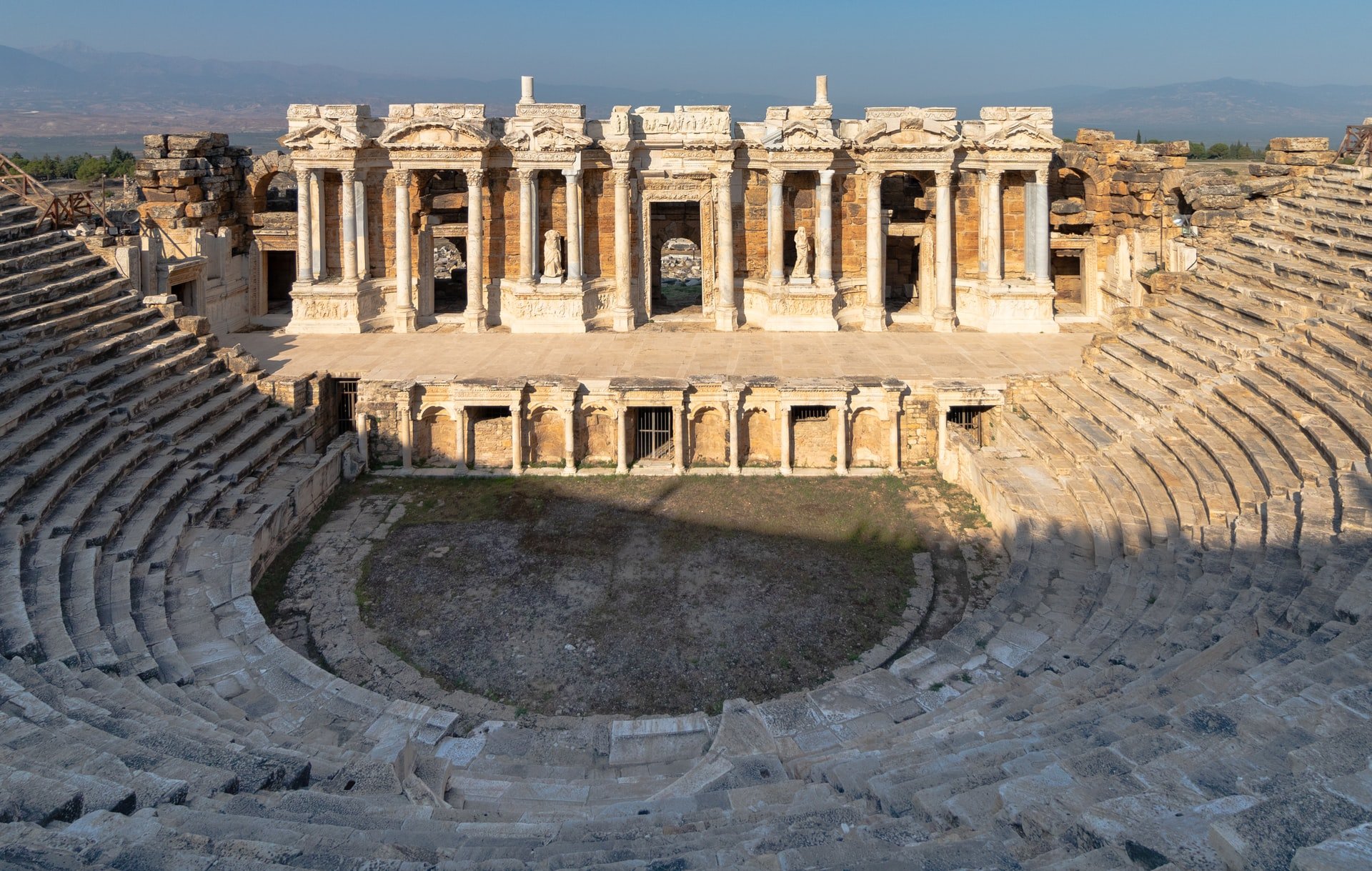 Aceasta este o fotografie panoramică a teatrului antic din Hierapolis, Turcia.