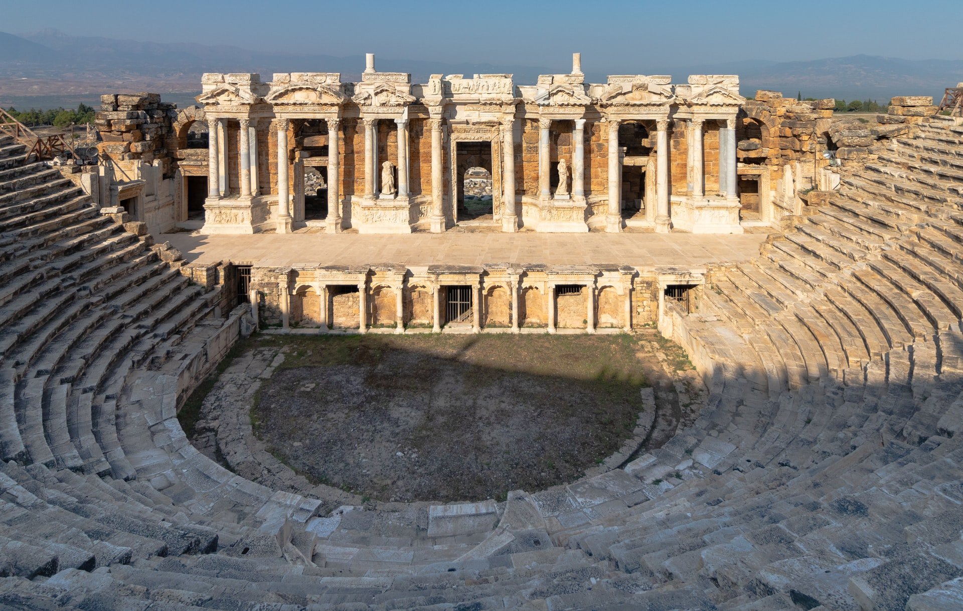 Il s'agit d'une photo panoramique du théâtre antique de Hiérapolis, en Turquie.