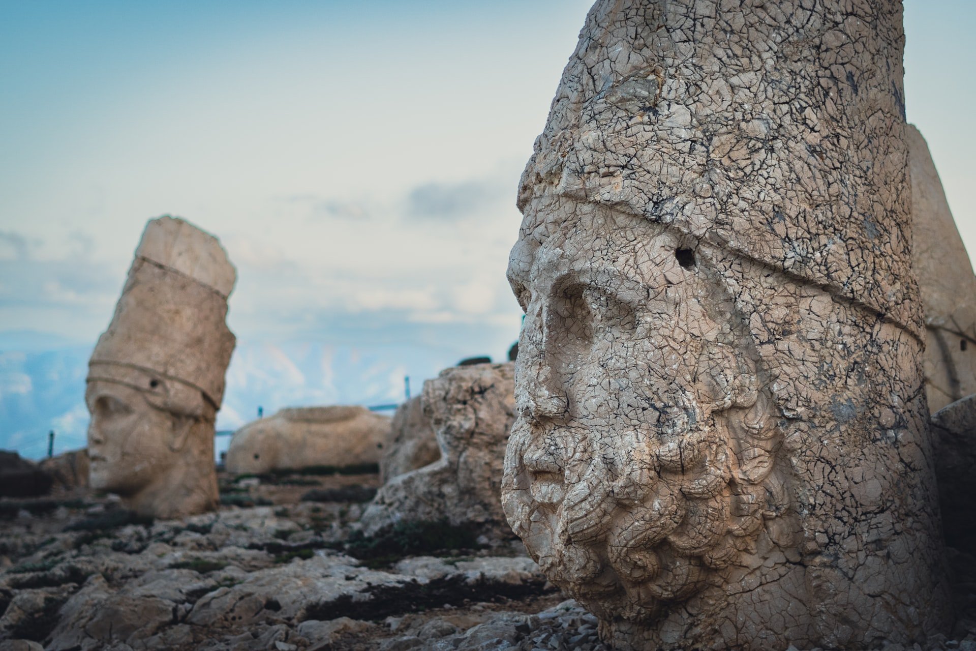 Acesta este un prim-plan al statuii unui bărbat cu barbă de pe Muntele Nemrut, unul dintre siturile istorice mai puțin cunoscute din Turcia.