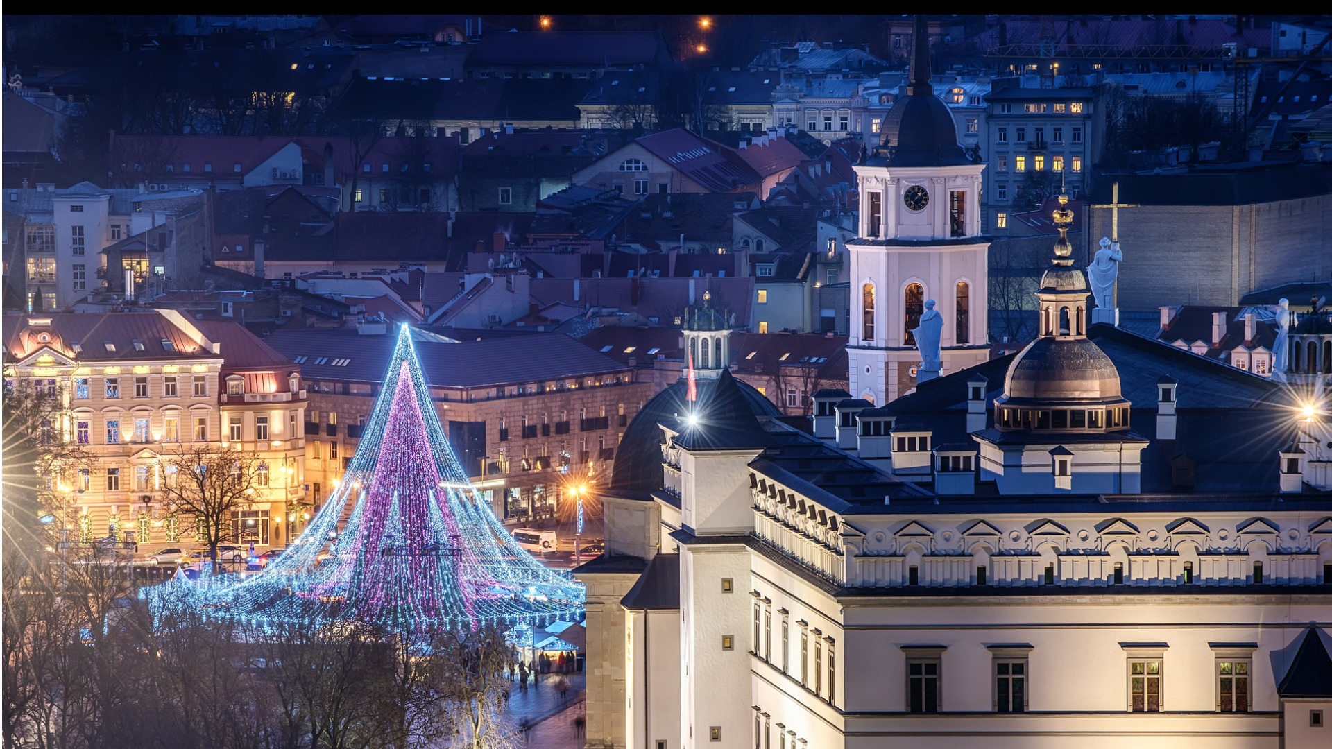 Aceasta este o vedere panoramică a orașului Vilnius cu impresionantul său brad de Crăciun. 