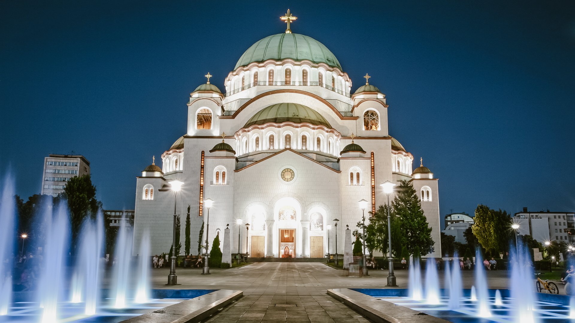 Catedrala Sfântul Sava, Belgrad, Serbia, iluminată în întregime seara. 