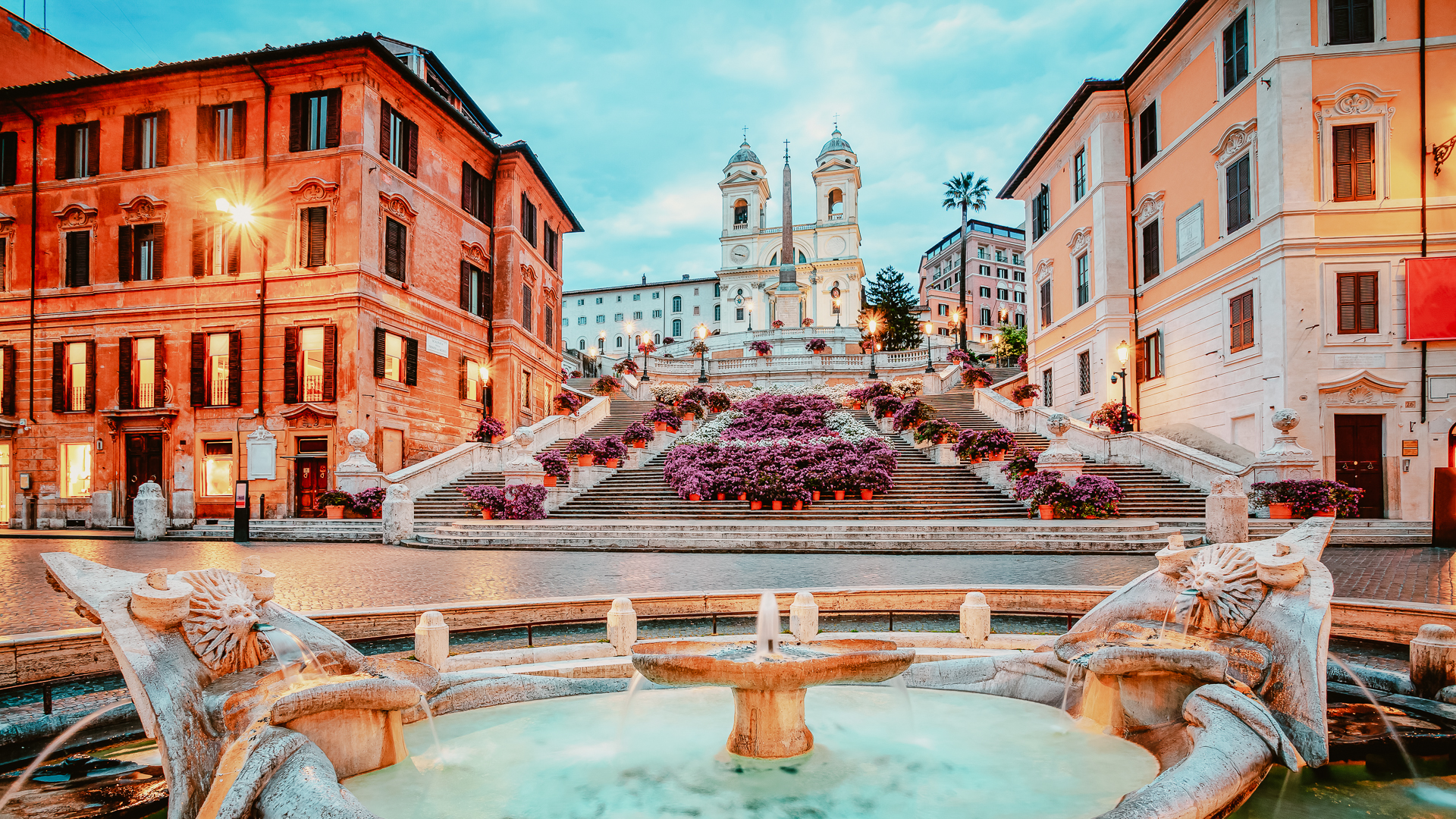 Această imagine arată Piazza di Spagna din Roma, Italia, dimineața devreme. 