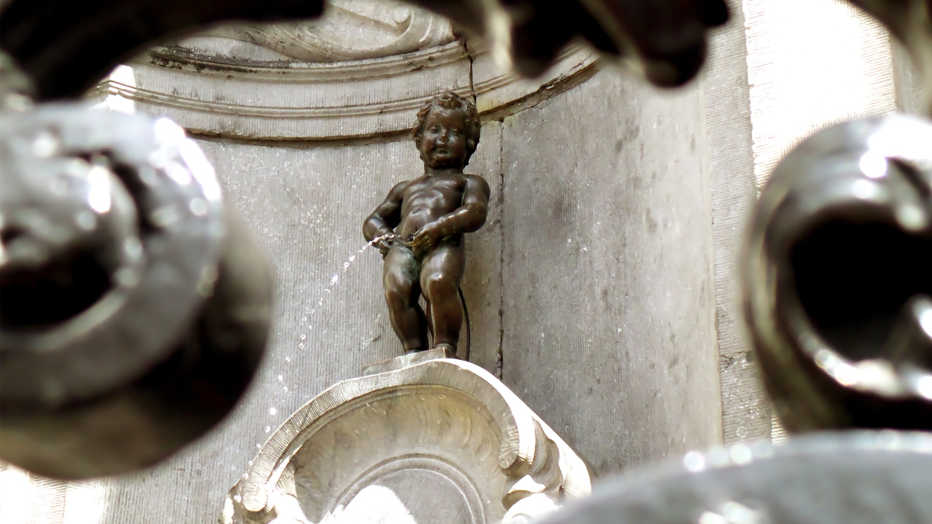 This image shows Manneken Pis, the bronze statue of a little boy. 