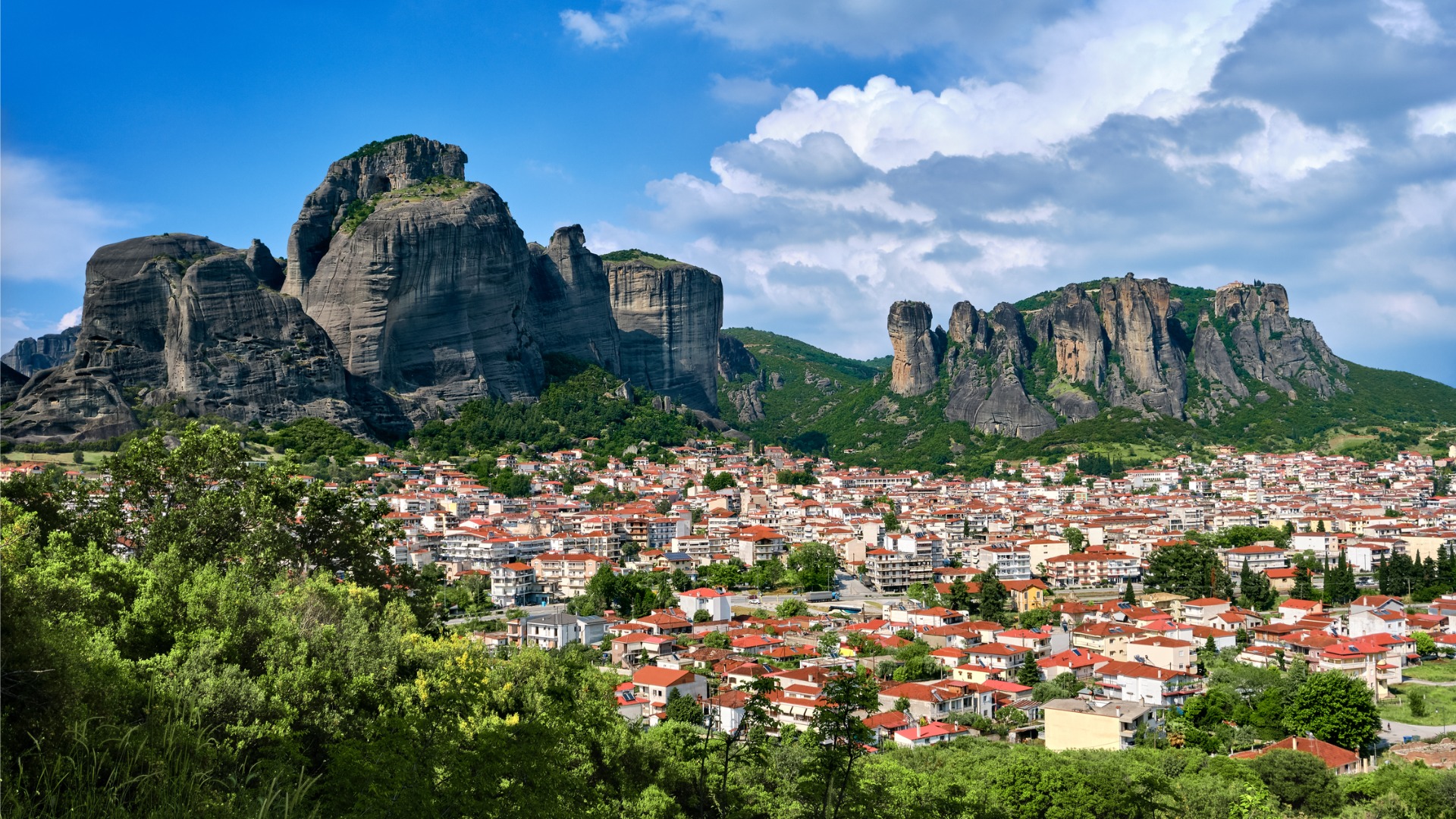 This image shows the town of Kalabaka with the Meteora rocks soaring above it in the background. 