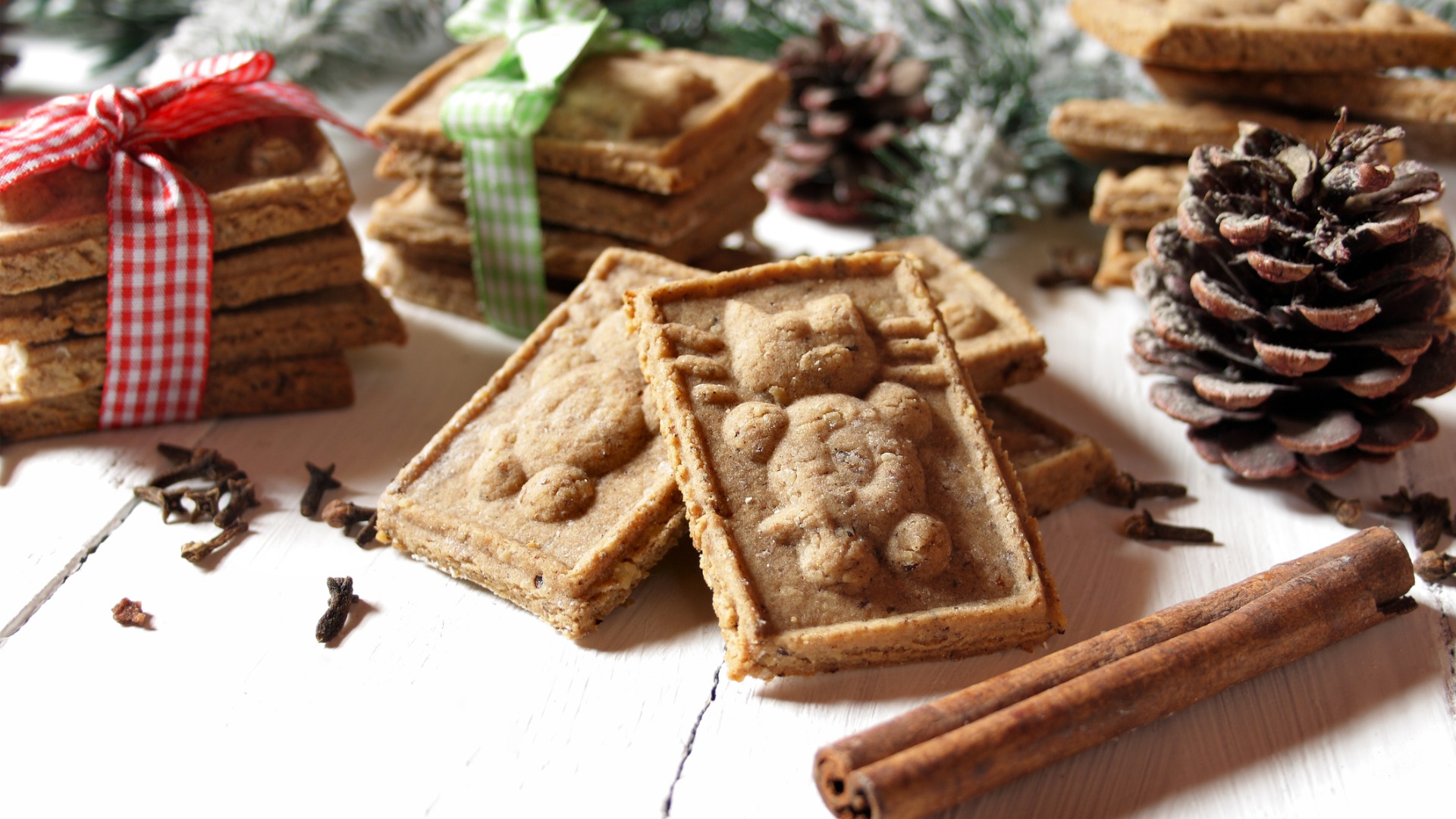 This image shows Paprenjaci cookies in a Christmas setting. 