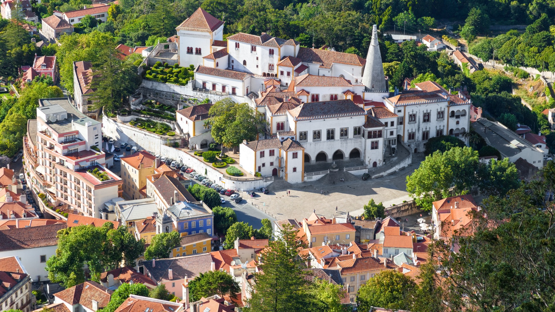 An aerial view of the National Palace of Sintra with several quaint buildings surrounding it. 