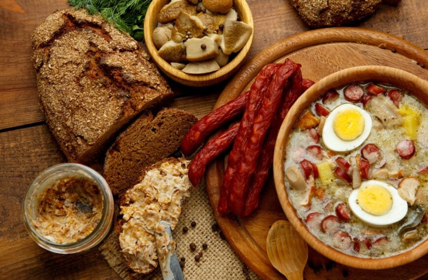 A bowl of Zurek soup, served with rye bread and mushrooms.