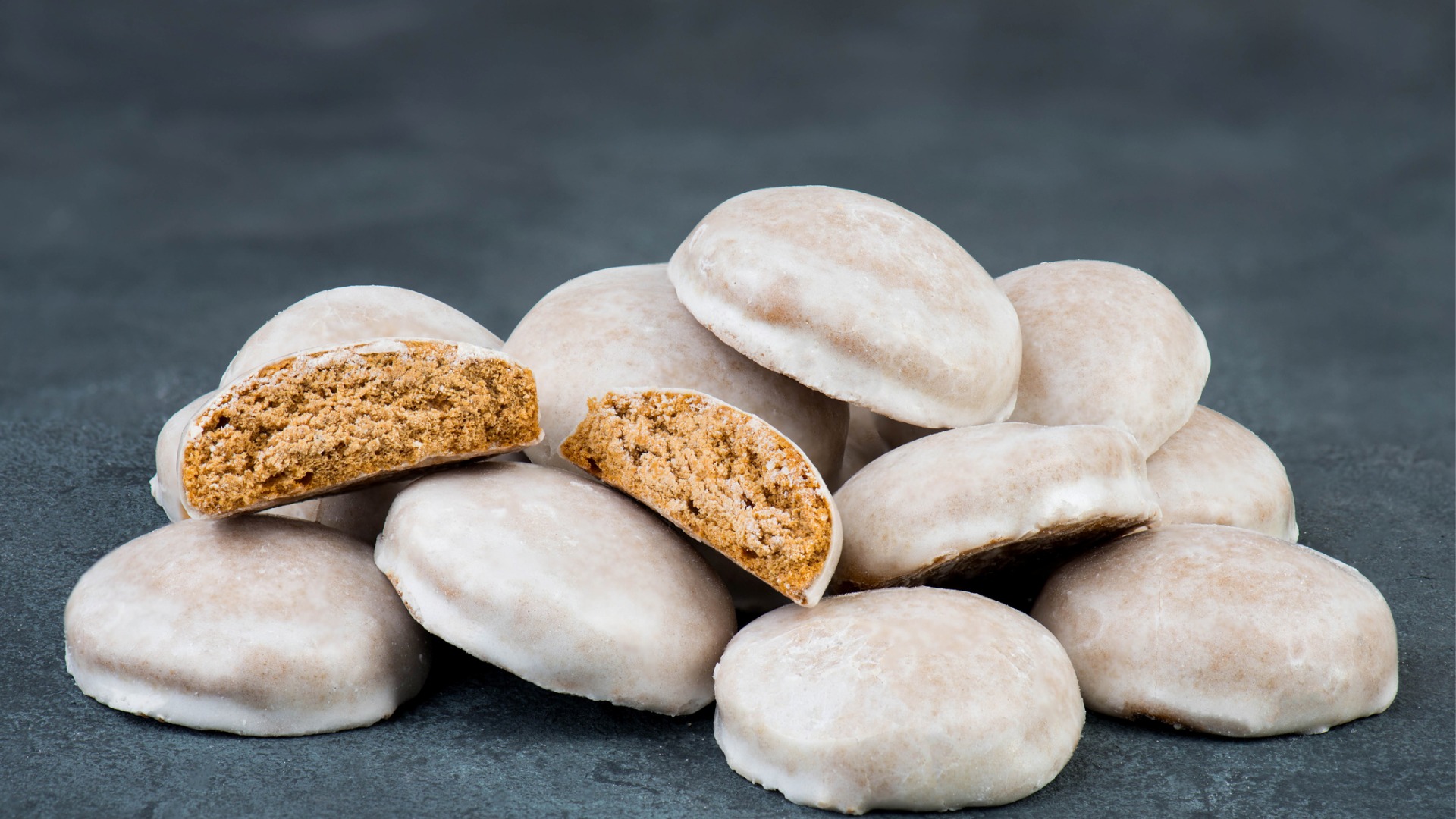 Small cookies with a white glazing. 