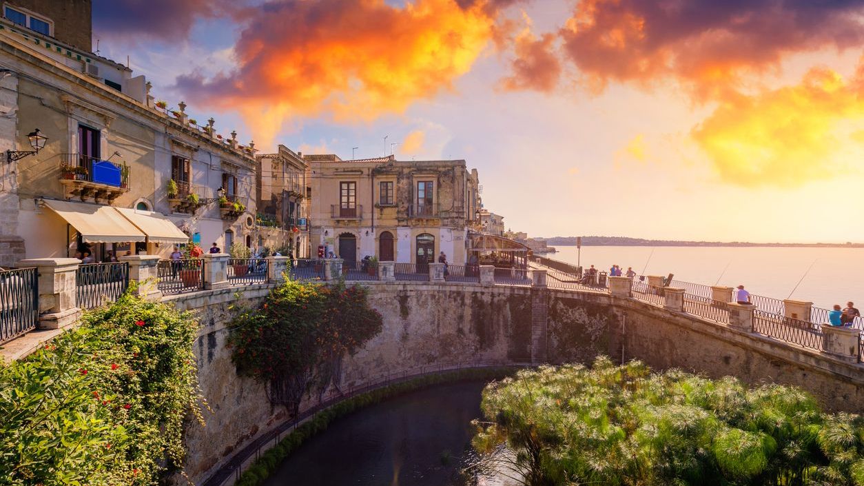 The Fountain of Arethusa and Siracusa (Syracuse) on a sunny summer day. 