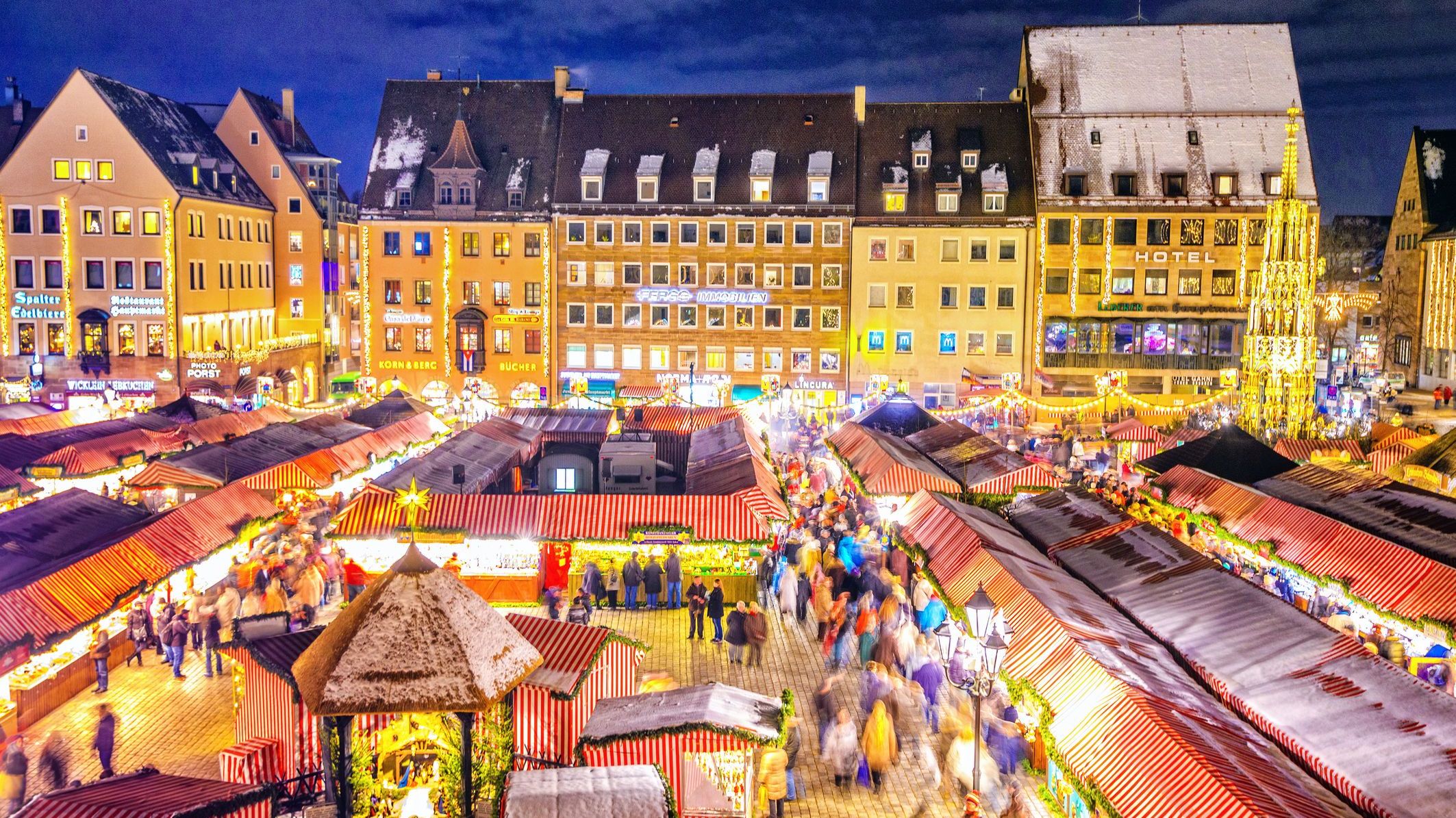 Night view over the world-famous Christkindlesmart Nürnberg and Altmarkt at night.